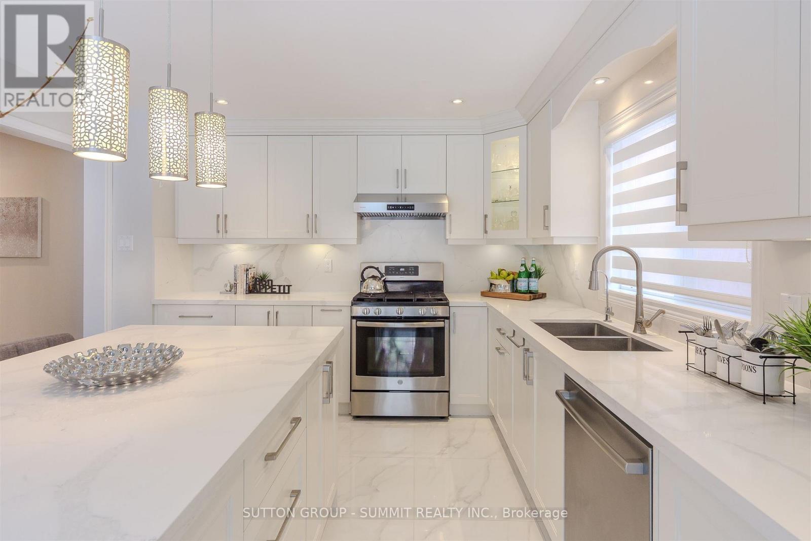 1104 Ambercroft Lane, Oakville, Ontario  L6M 1Z2 - Photo 14 - W12780256