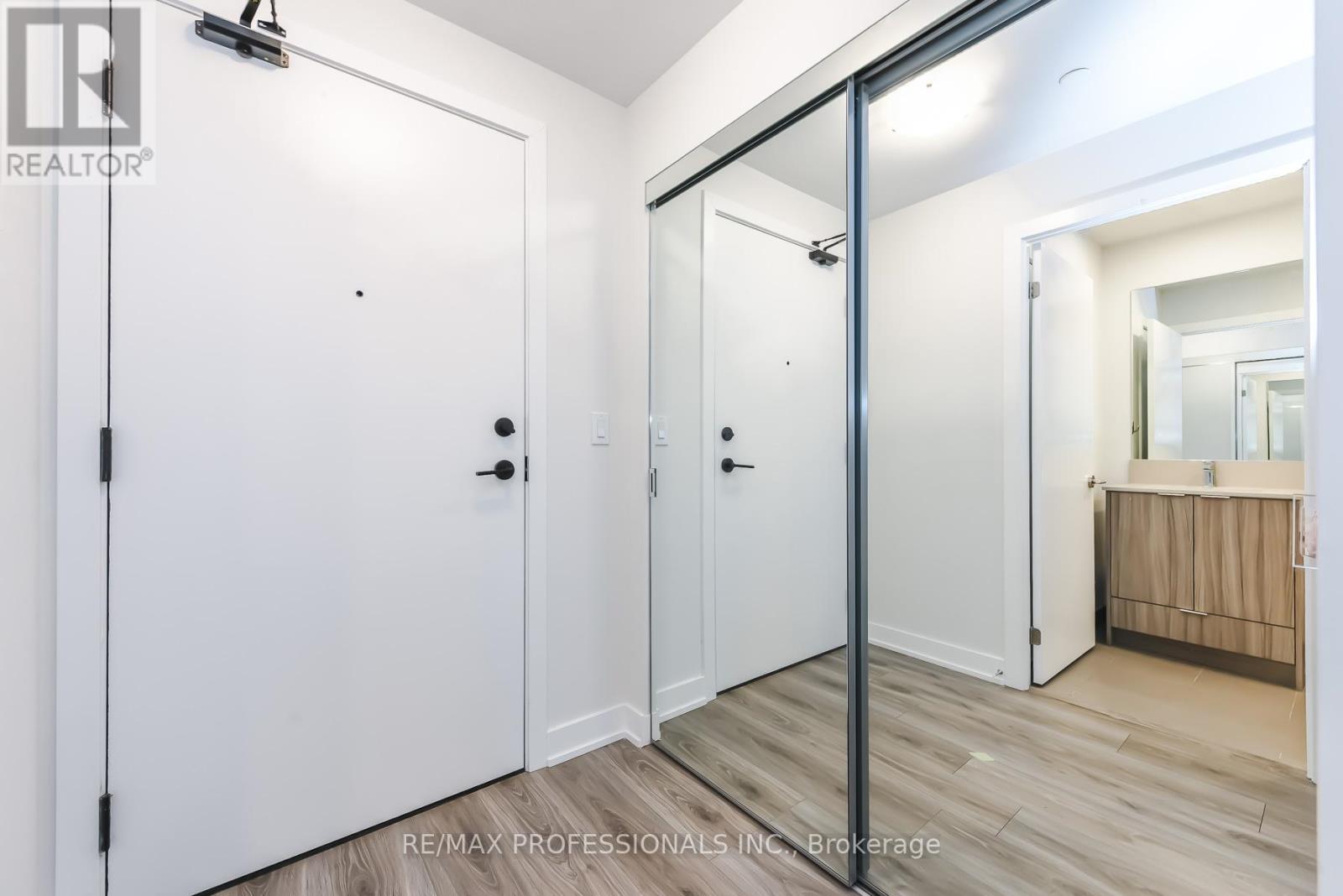 1104 - 430 Square One Drive, Mississauga, Ontario  L5B 0L6 - Photo 11 - W13015044