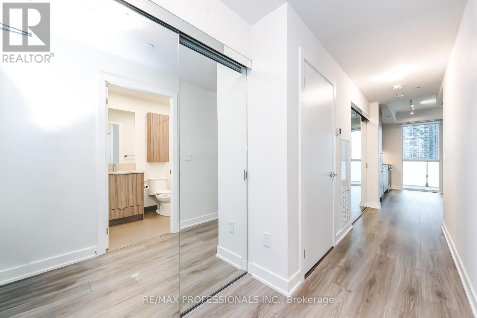 1104 - 430 Square One Drive, Mississauga, Ontario  L5B 0L6 - Photo 12 - W13015044