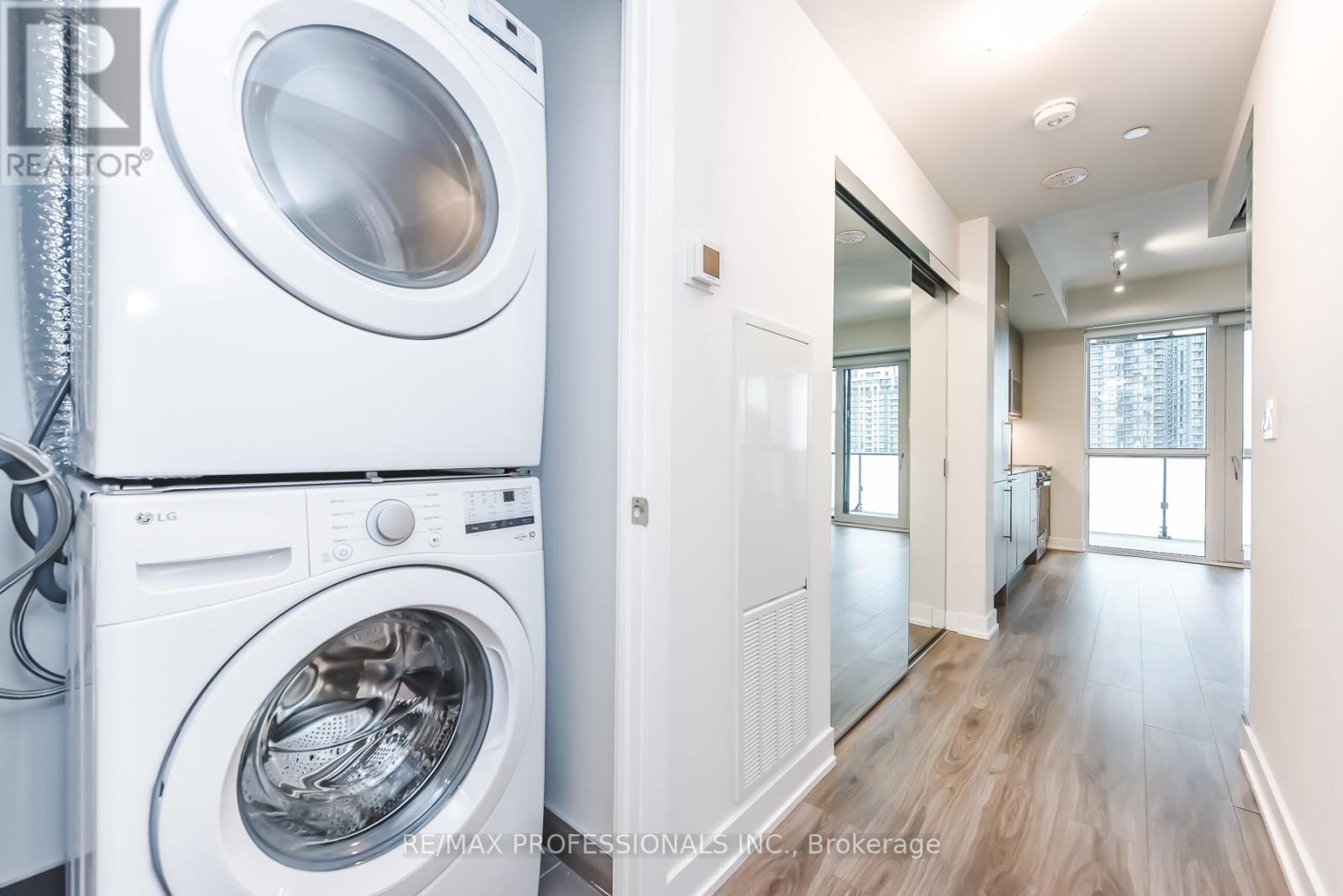 1104 - 430 Square One Drive, Mississauga, Ontario  L5B 0L6 - Photo 17 - W13015044