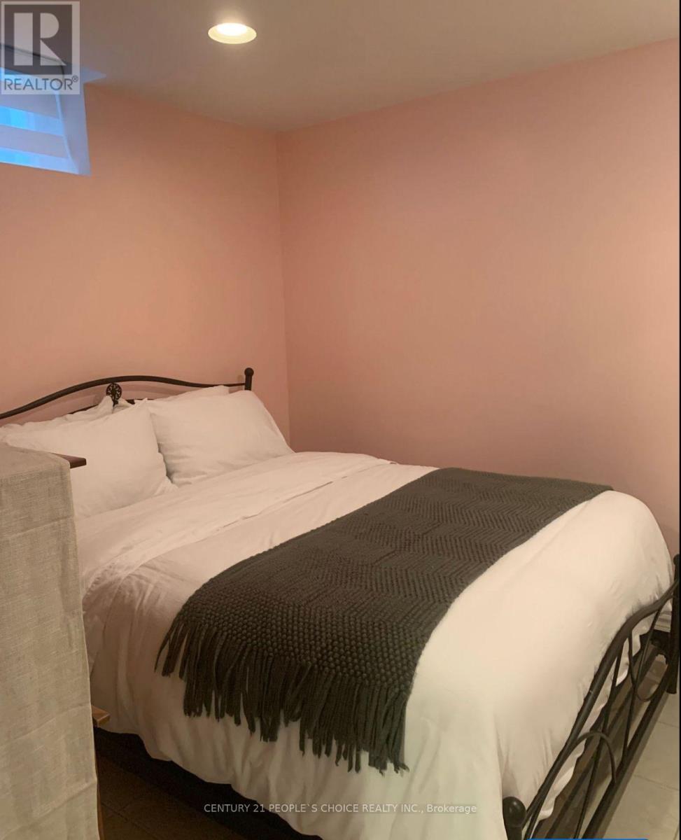 904 Drysdale Drive, Mississauga, Ontario  L5V 1X6 - Photo 3 - W13015102