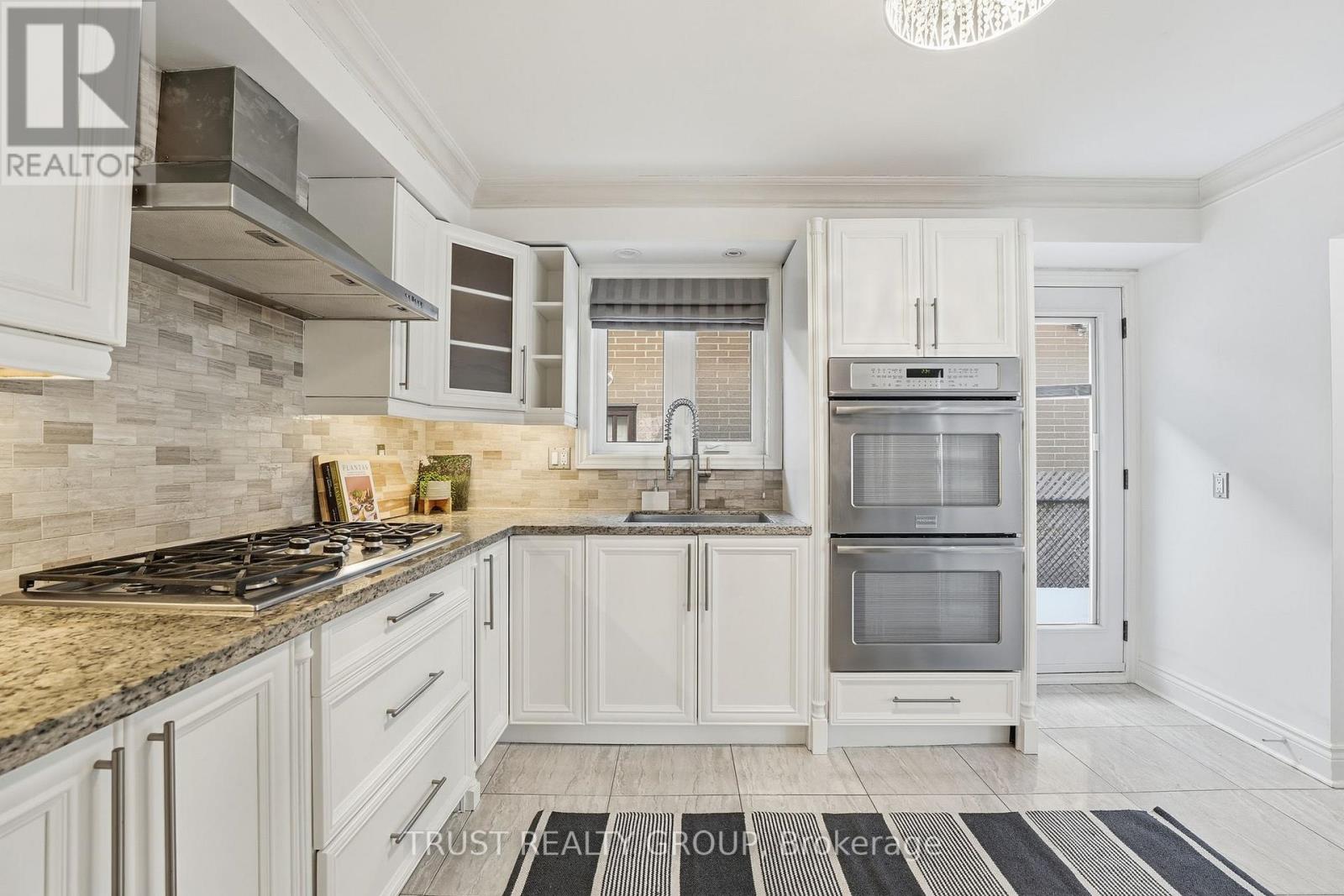 9 Del Ria Drive, Toronto, Ontario  M6L 1L9 - Photo 12 - W13015176