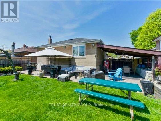 9 Del Ria Drive, Toronto, Ontario  M6L 1L9 - Photo 3 - W13015176