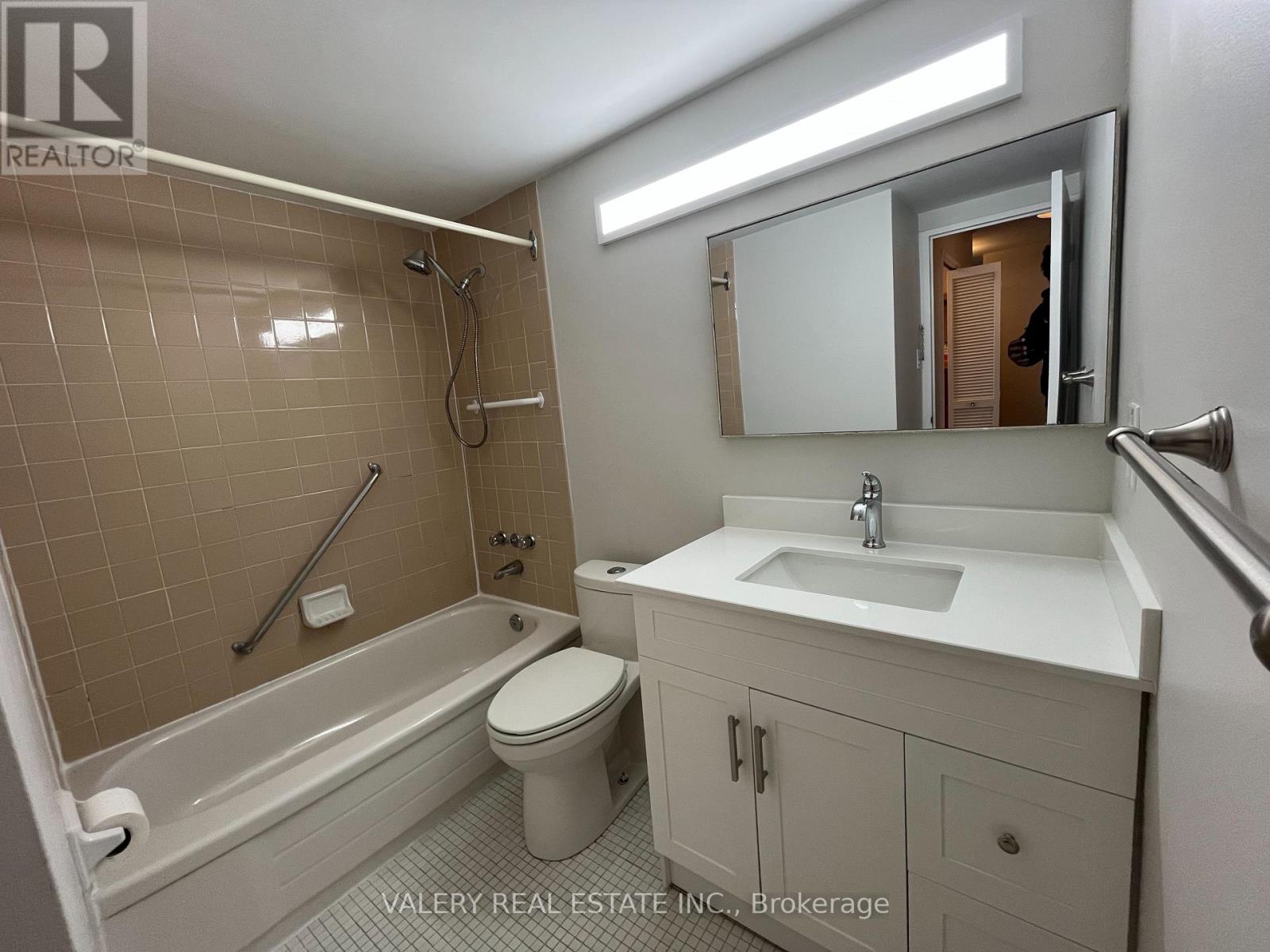 708 - 31 Four Winds Drive, Toronto, Ontario  M3J 1K9 - Photo 9 - W12826566