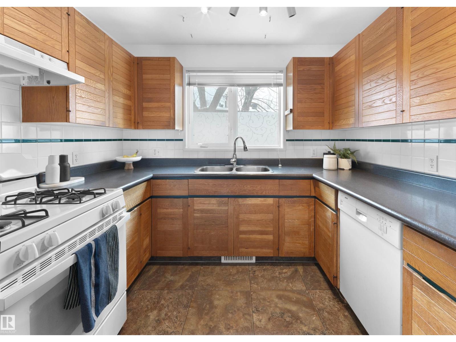 10251 77 St Nw, Edmonton, Alberta  T6A 3C4 - Photo 11 - E4482982