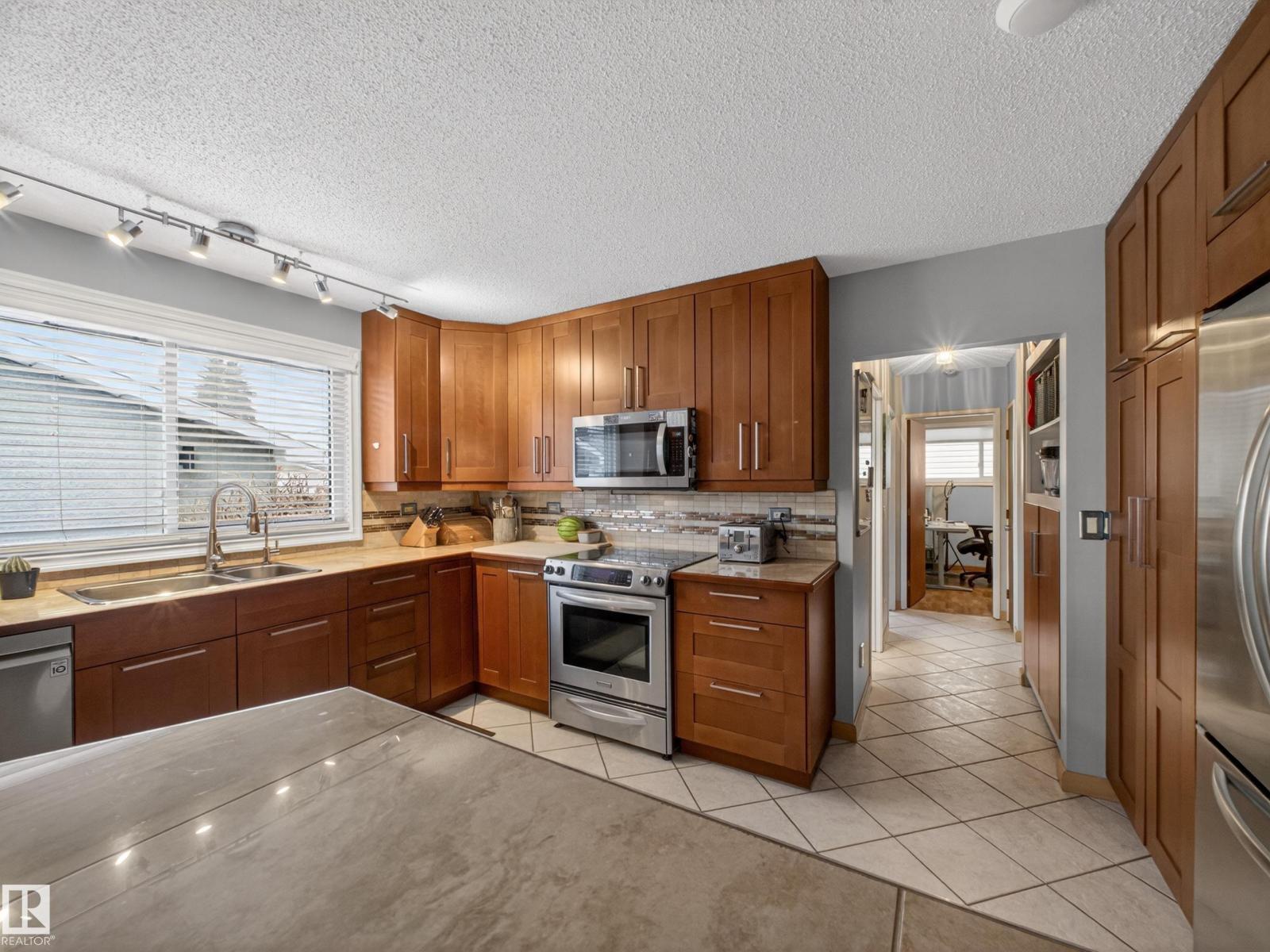 9310 165 St Nw, Edmonton, Alberta  T5R 2S4 - Photo 13 - E4482694