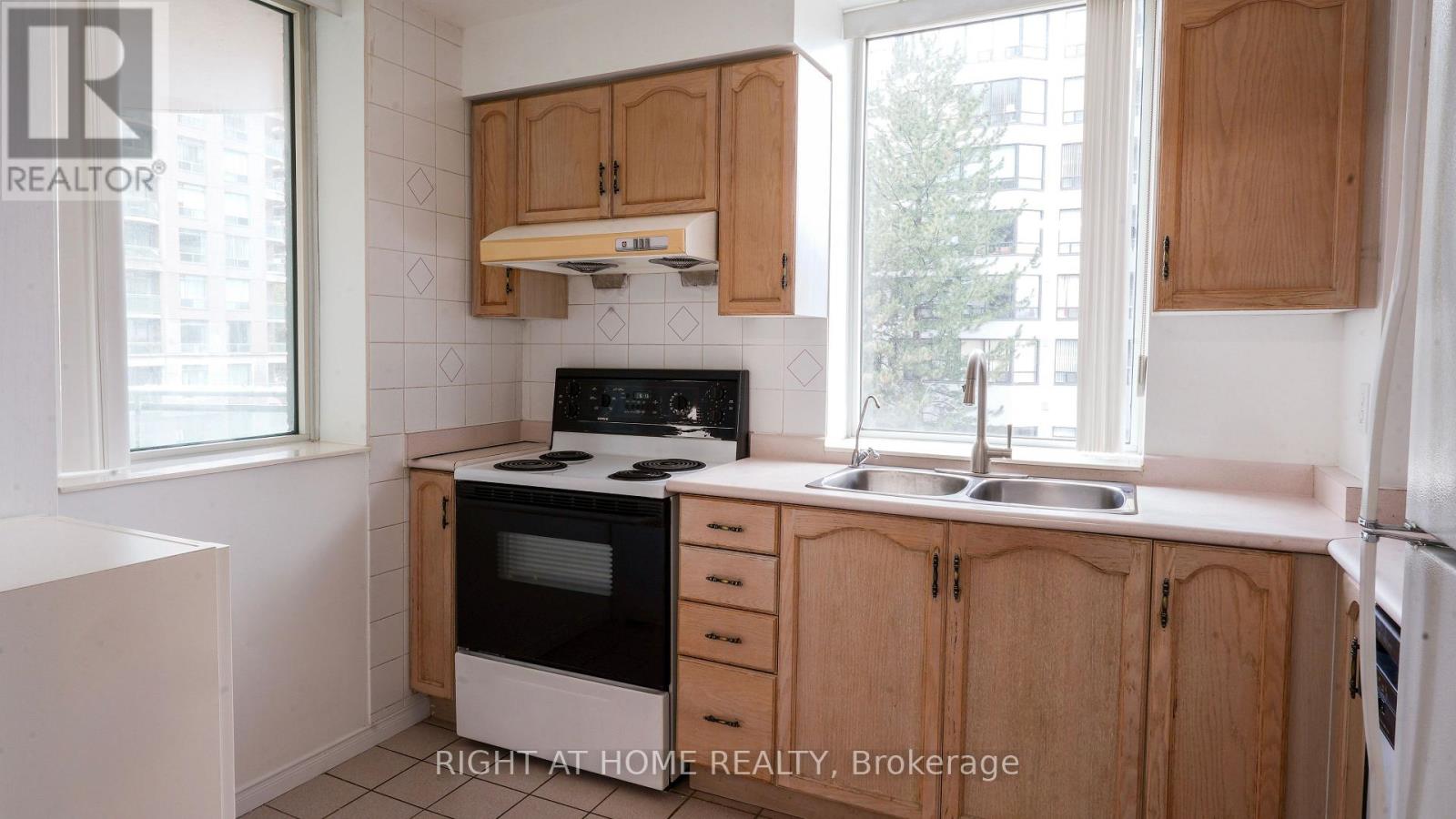300 - 28 Pemberton Avenue, Toronto, Ontario  M2M 4L1 - Photo 5 - C13014874