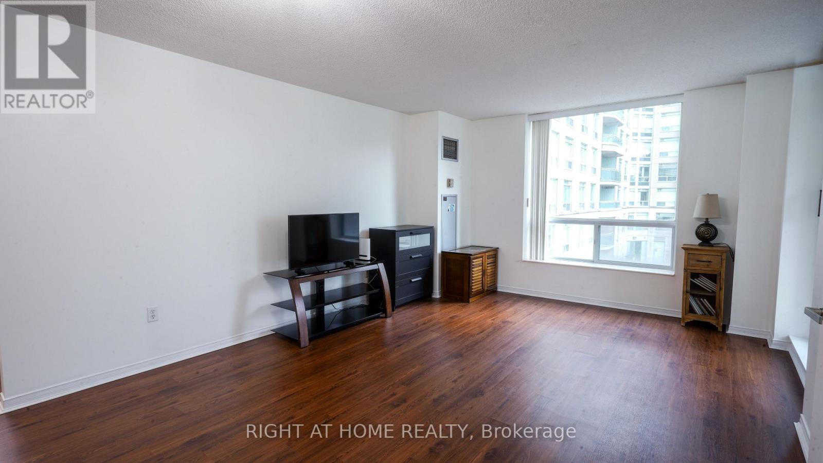 300 - 28 Pemberton Avenue, Toronto, Ontario  M2M 4L1 - Photo 3 - C13014874