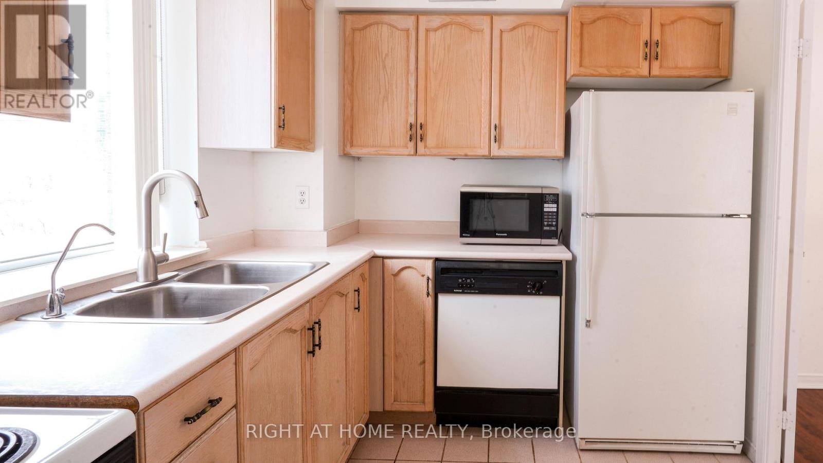 300 - 28 Pemberton Avenue, Toronto, Ontario  M2M 4L1 - Photo 6 - C13014874