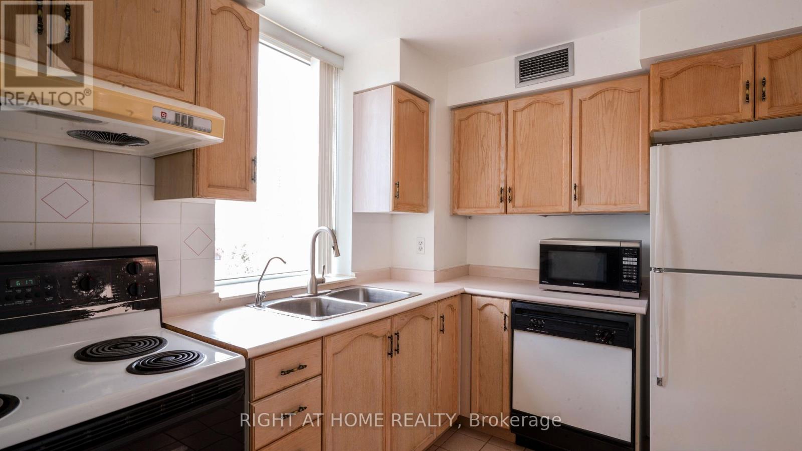 300 - 28 Pemberton Avenue, Toronto, Ontario  M2M 4L1 - Photo 4 - C13014874