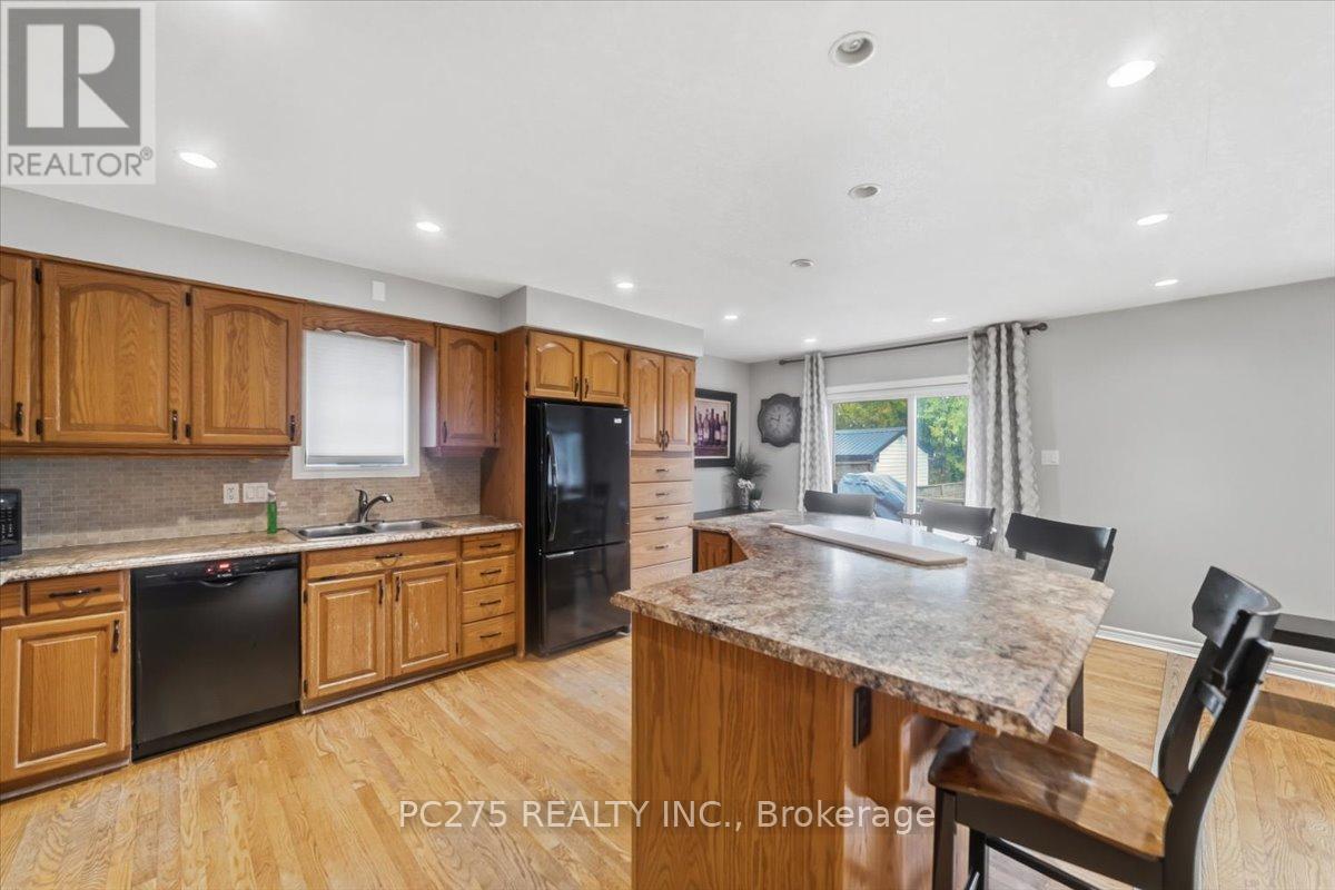 105 Gibson Crescent, Lucan Biddulph, Ontario  N0M 2J0 - Photo 7 - X13014704