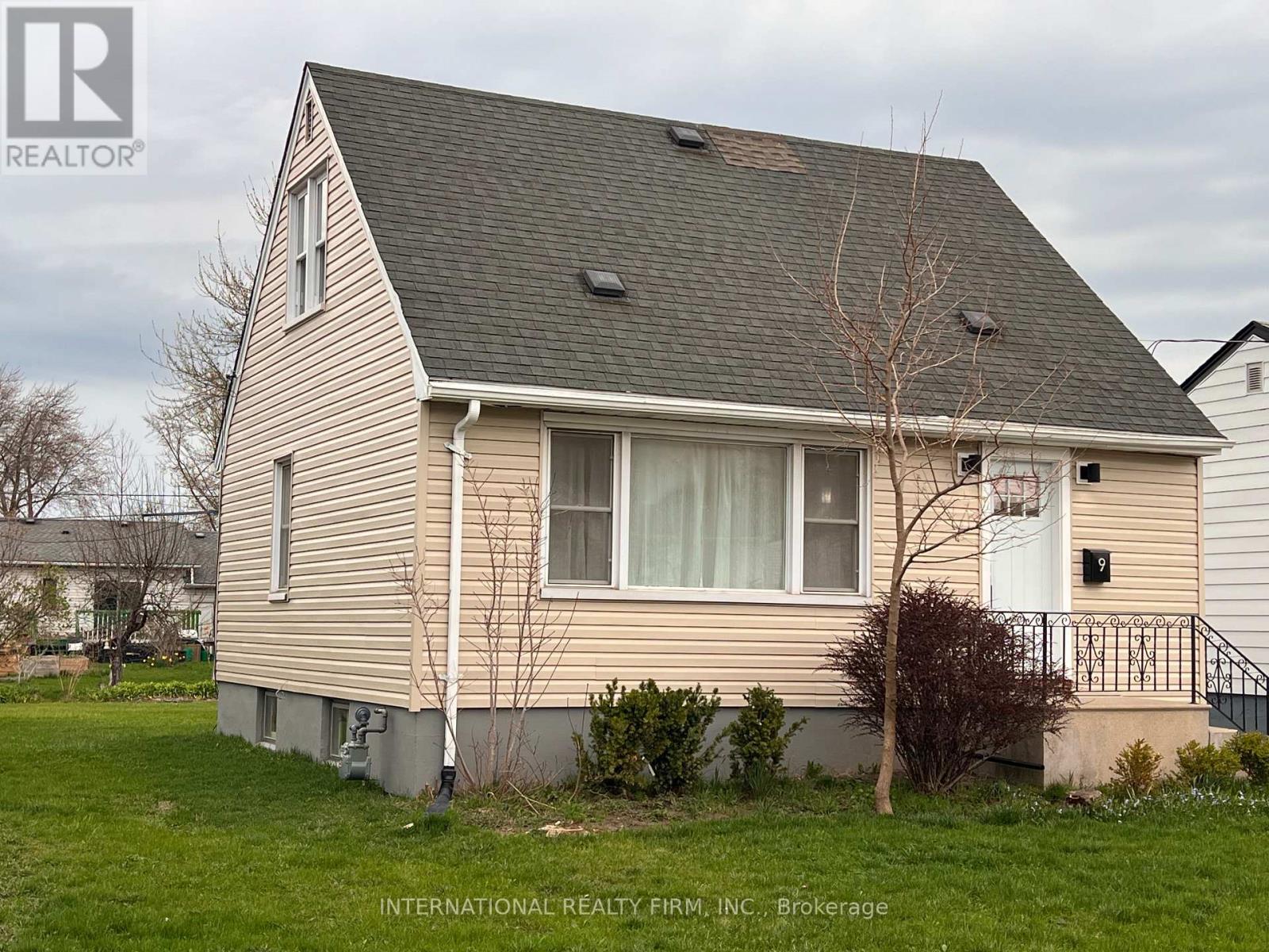 9 Admiral Road, St. Catharines, Ontario  L2P 1G4 - Photo 2 - X13015218