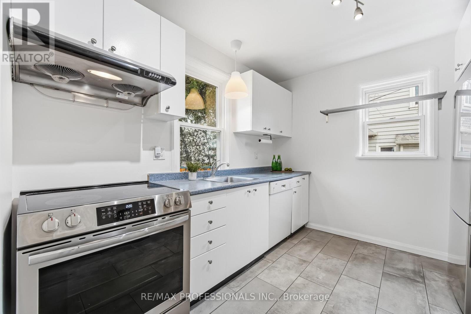 15 Twenty-Seventh Street, Toronto, Ontario  M8W 2X2 - Photo 13 - W12962196