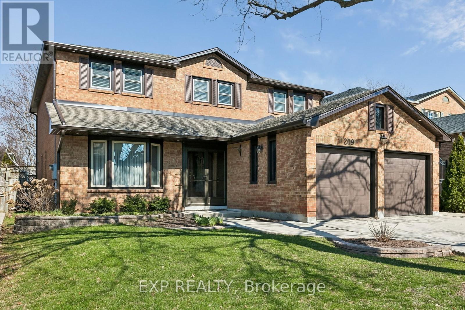 209 Nottingham Drive, Oakville, Ontario  L6H 4H7 - Photo 2 - W12811466