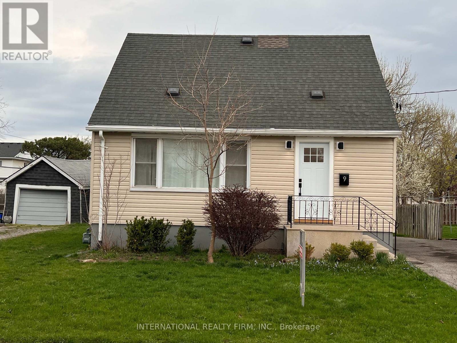 9 Admiral Road, St. Catharines, Ontario  L2P 1G4 - Photo 2 - X13015256