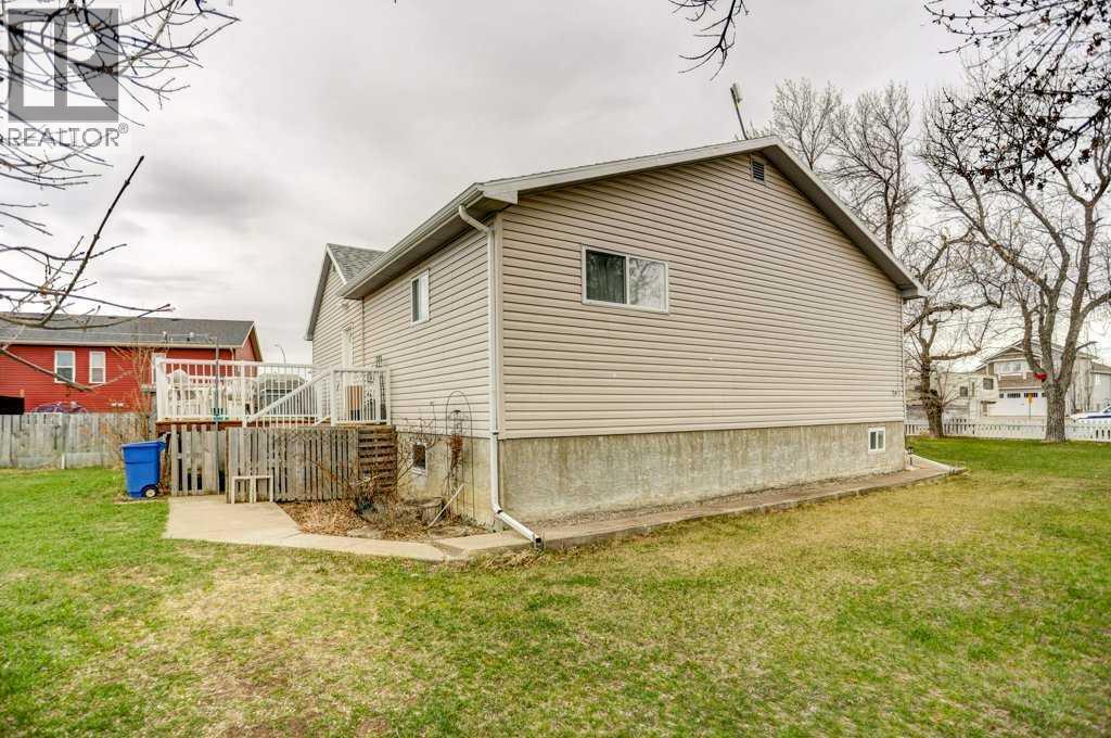 379n 300 E, Raymond, Alberta  T0K 2S0 - Photo 4 - A2302747