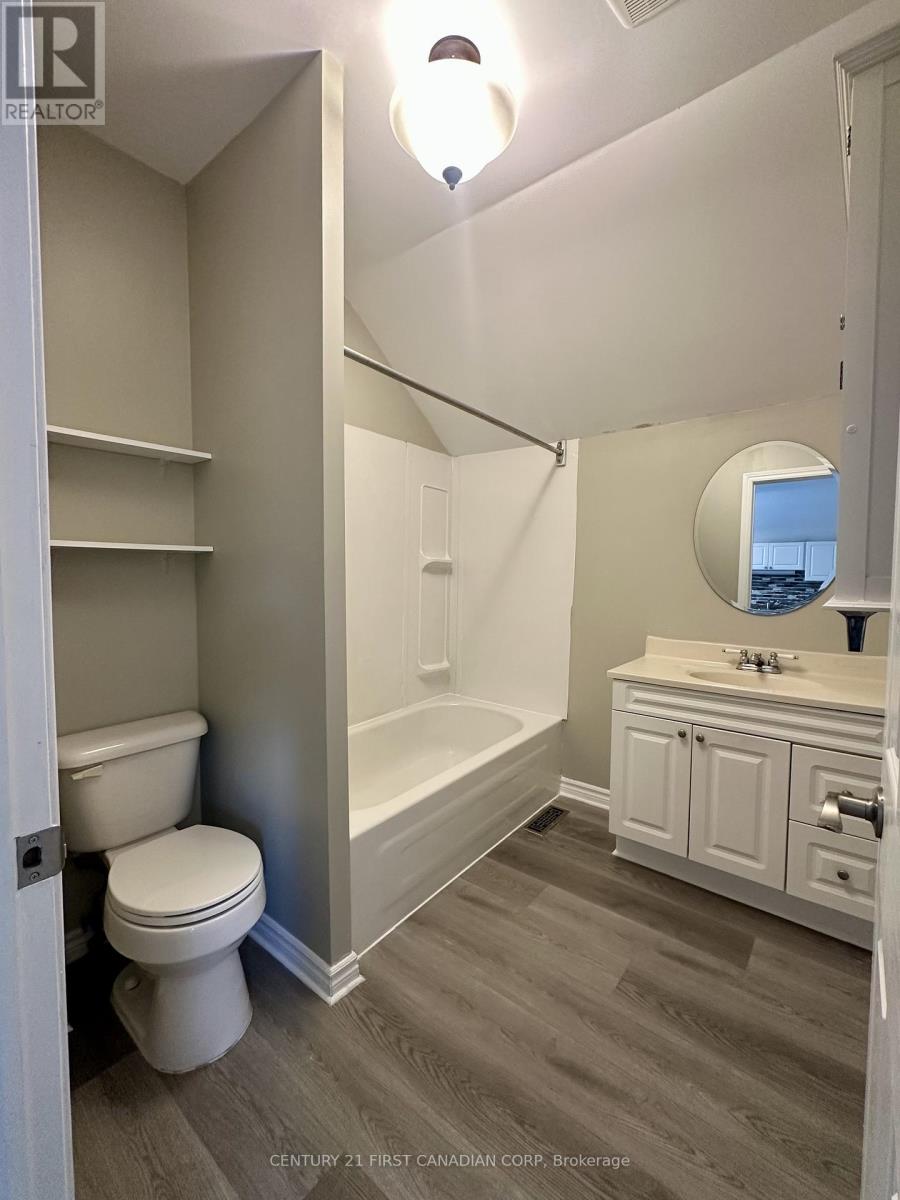 Upper - 35 Inkerman Street, St. Thomas, Ontario  N5P 3E9 - Photo 10 - X13015292