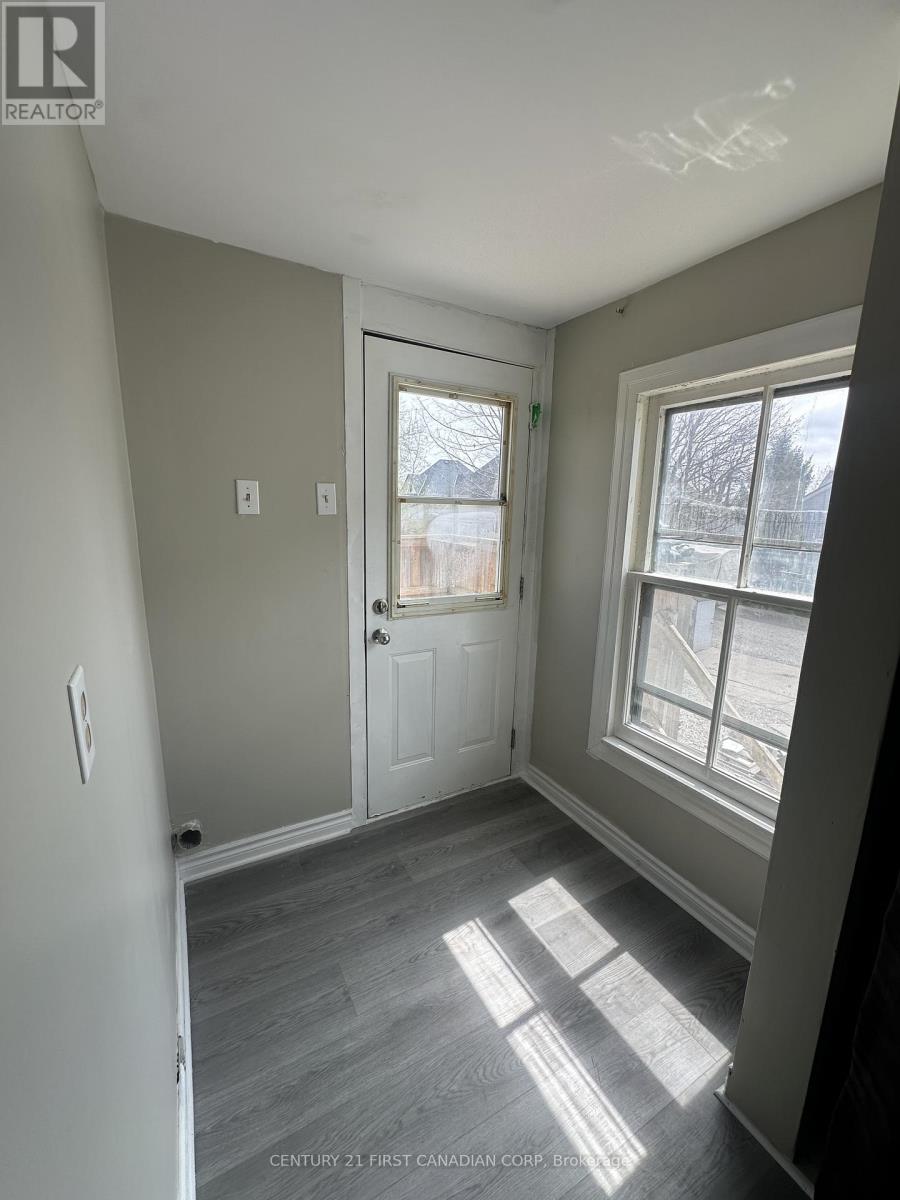 Upper - 35 Inkerman Street, St. Thomas, Ontario  N5P 3E9 - Photo 15 - X13015292