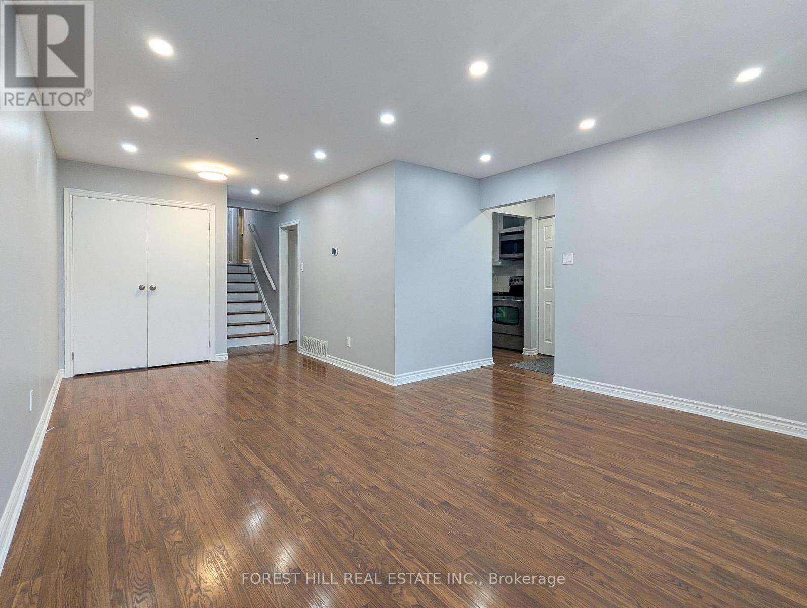 Main - 7 Burbank Pl Place, Barrie (Wellington), Ontario  L4M 2S8 - Photo 4 - S13015290