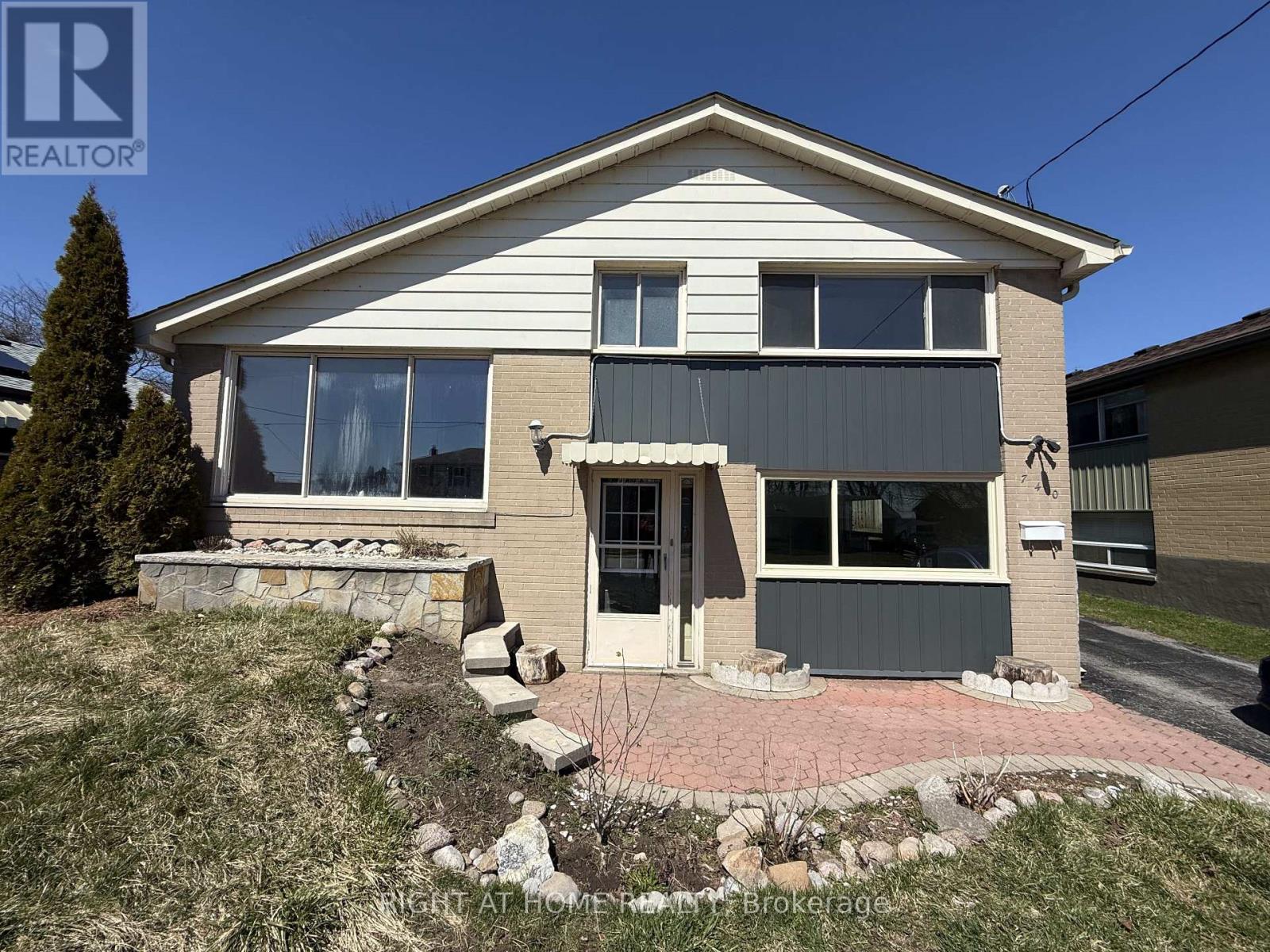 740 Stone Street, Oshawa, Ontario  L1J 1A6 - Photo 2 - E12889776