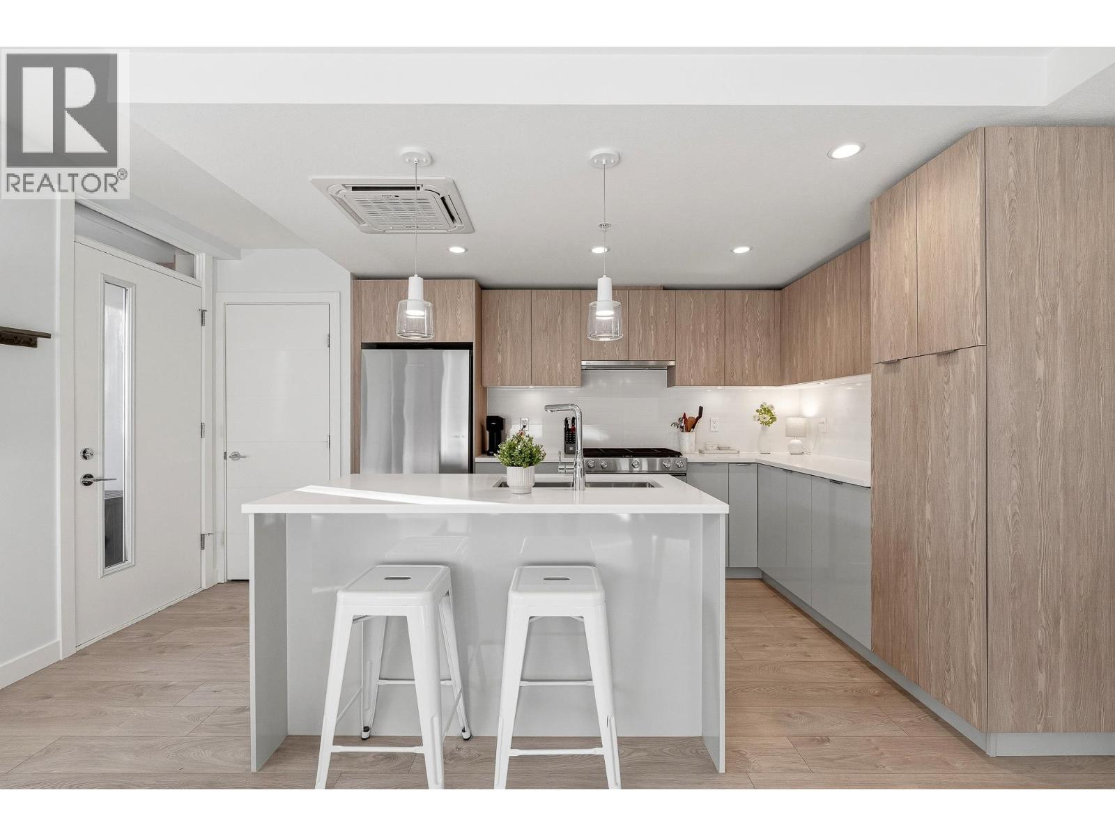 TH3 108 E 8TH STREET, North Vancouver, British Columbia