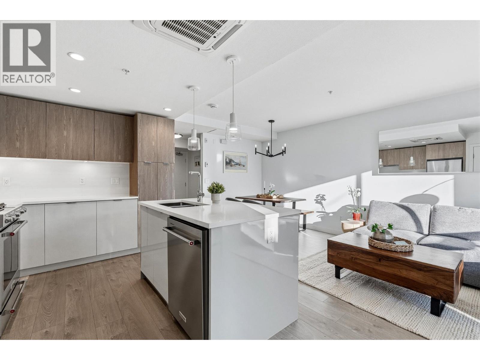 Th3 108 E 8th Street, North Vancouver, British Columbia  V7L 1Y9 - Photo 2 - R3113048