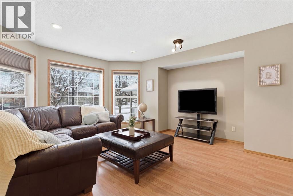 305 Robert Street, Diamond Valley, Alberta  T0L 2A0 - Photo 3 - A2299561