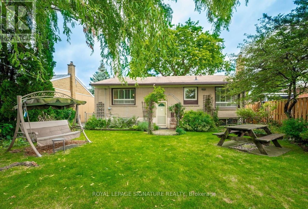 Mainfloor - 42 Jubilee Crescent, Toronto, Ontario  M9M 1L3 - Photo 13 - W12950844