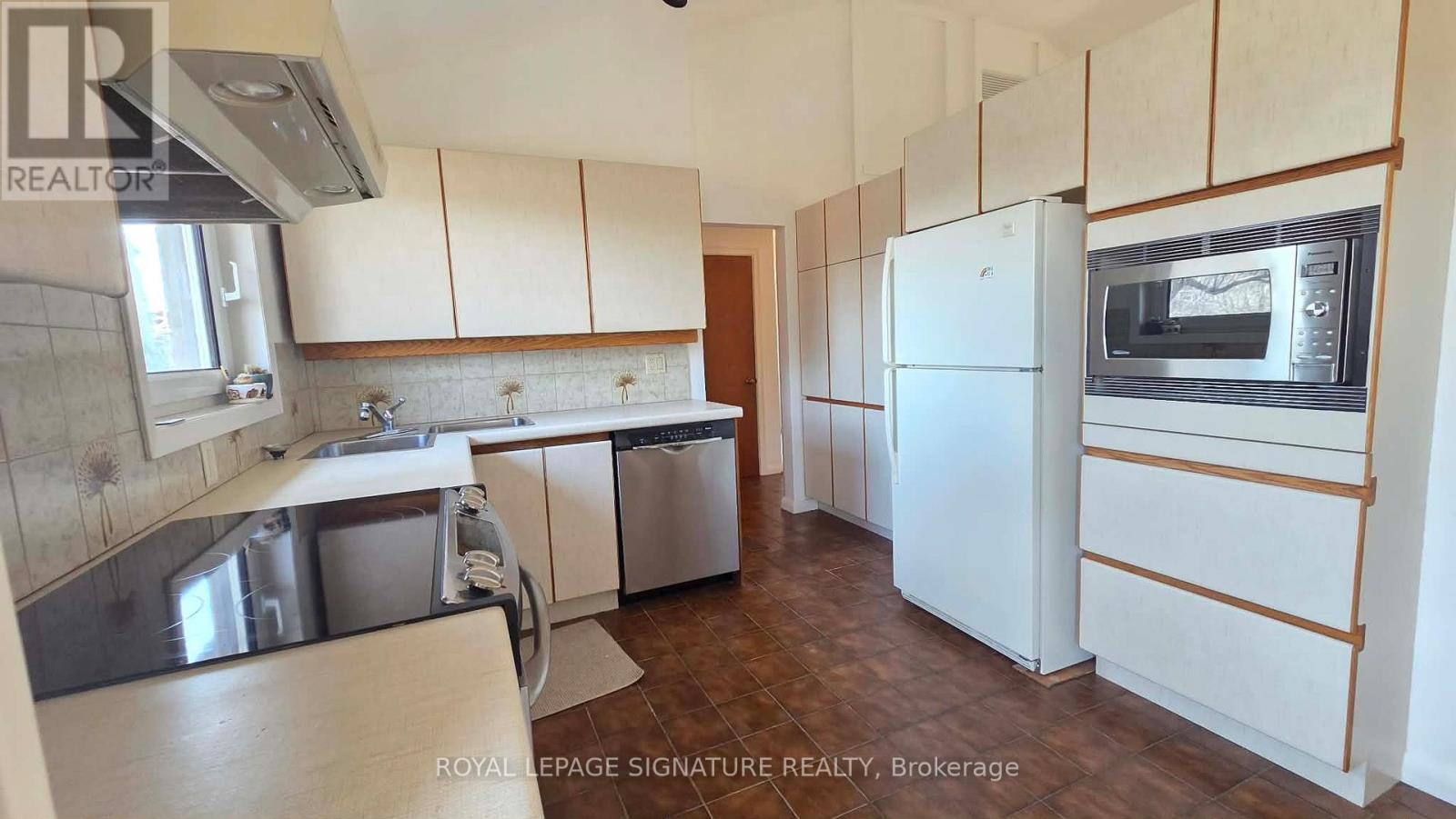 Mainfloor - 42 Jubilee Crescent, Toronto, Ontario  M9M 1L3 - Photo 7 - W12950844