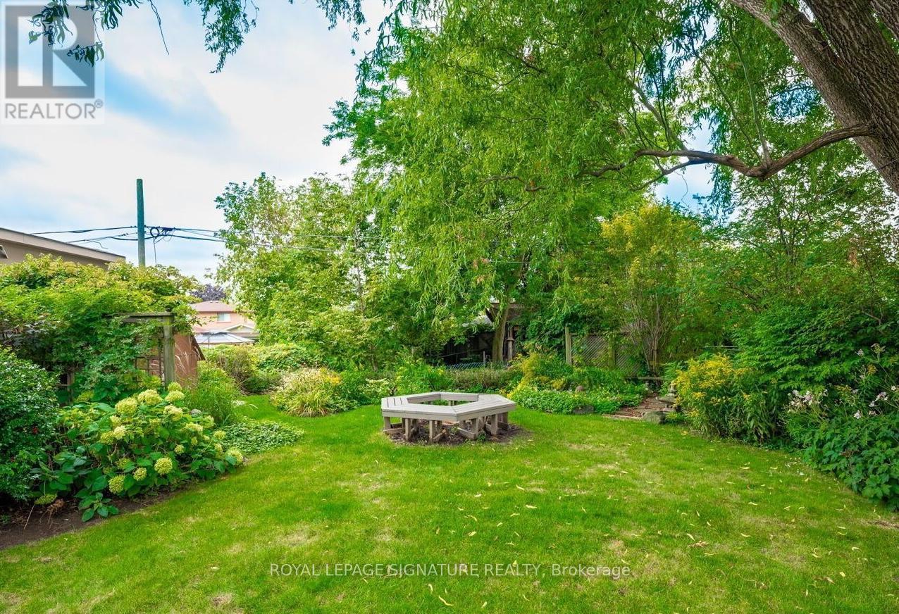 Mainfloor - 42 Jubilee Crescent, Toronto, Ontario  M9M 1L3 - Photo 15 - W12950844