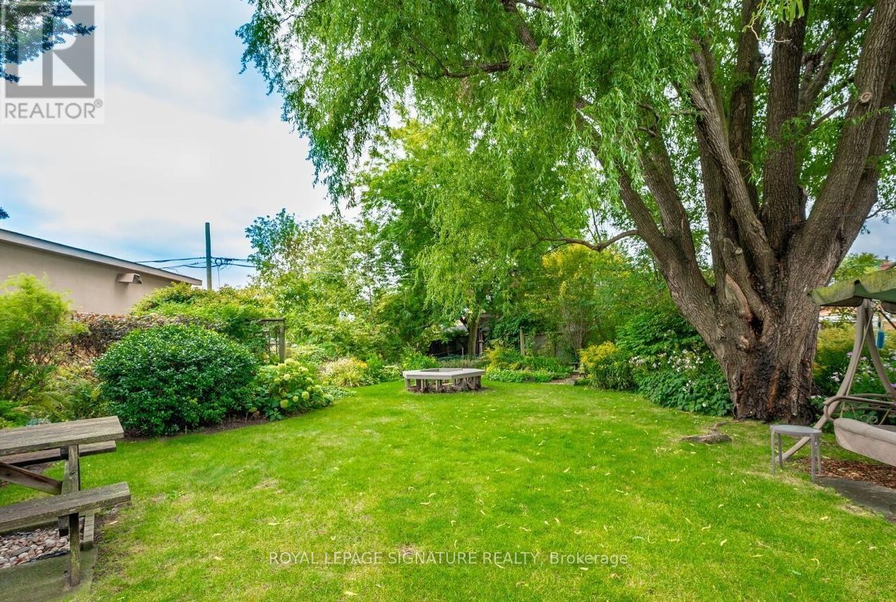 Mainfloor - 42 Jubilee Crescent, Toronto, Ontario  M9M 1L3 - Photo 14 - W12950844