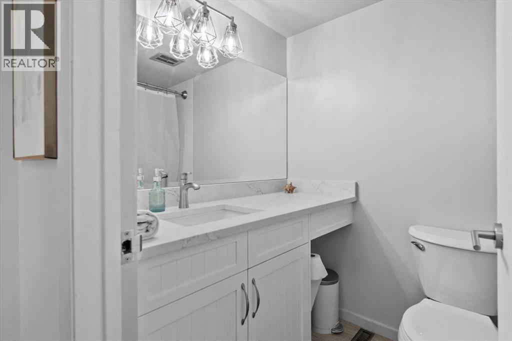 118 Brae Glen Lane Sw, Calgary, Alberta  T2W 1B6 - Photo 18 - A2290345