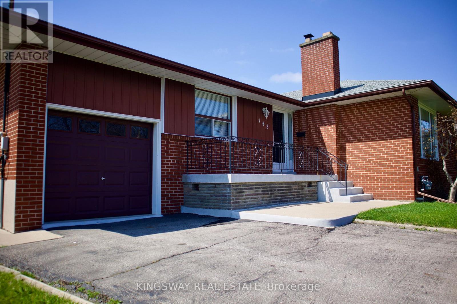 163 Floradale Drive, Mississauga, Ontario  L5B 1G2 - Photo 2 - W12750544
