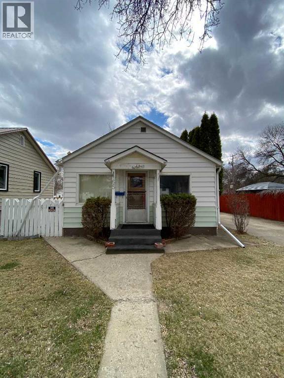 65 3 Street Nw, Medicine Hat, Alberta  T1A 6K4 - Photo 1 - A2302162