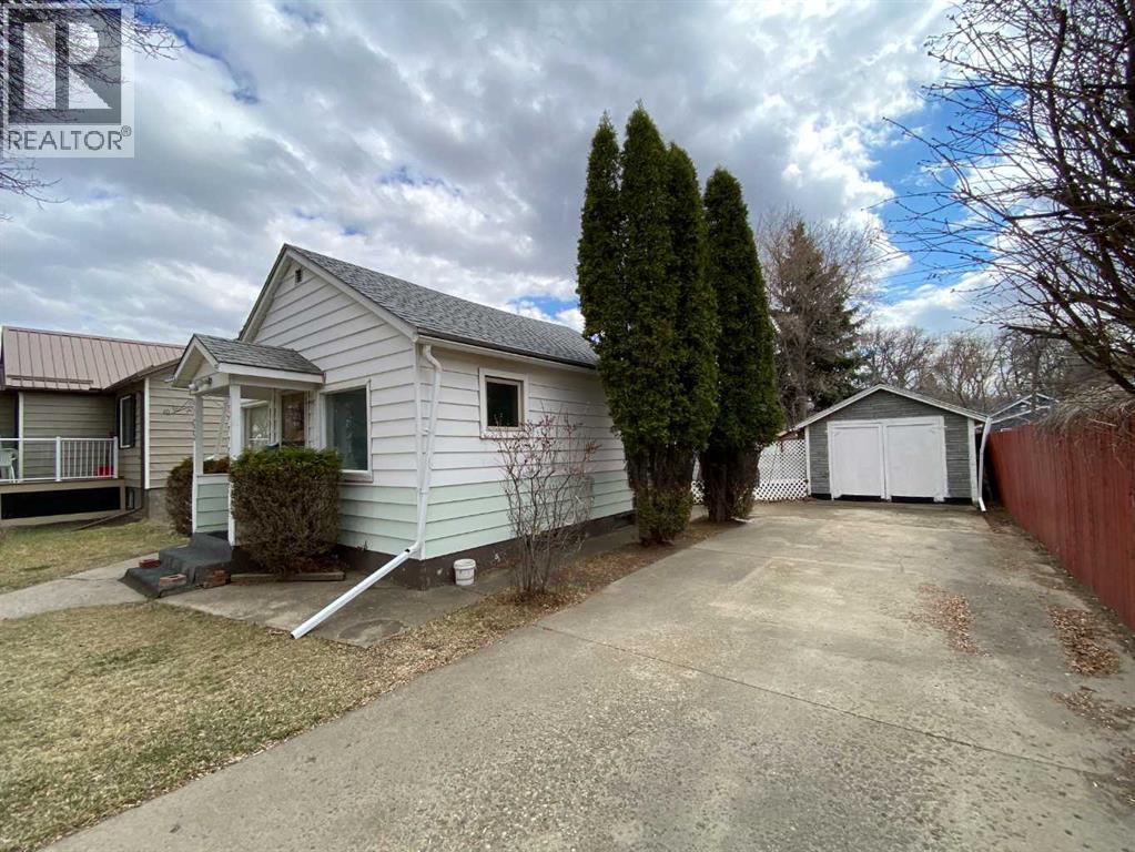 65 3 Street Nw, Medicine Hat, Alberta  T1A 6K4 - Photo 2 - A2302162