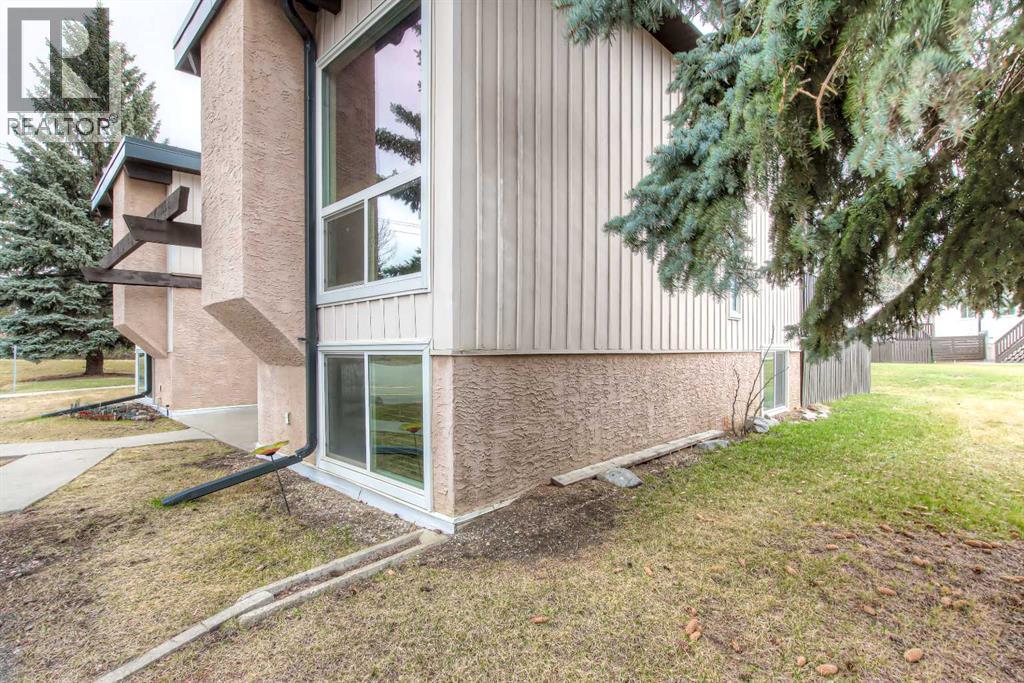 172 Oaktree Lane Sw, Calgary, Alberta  T2V 4E4 - Photo 2 - A2302781