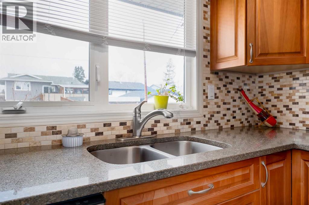 60 Doverview Place Se, Calgary, Alberta  T2B 1Z5 - Photo 9 - A2302406