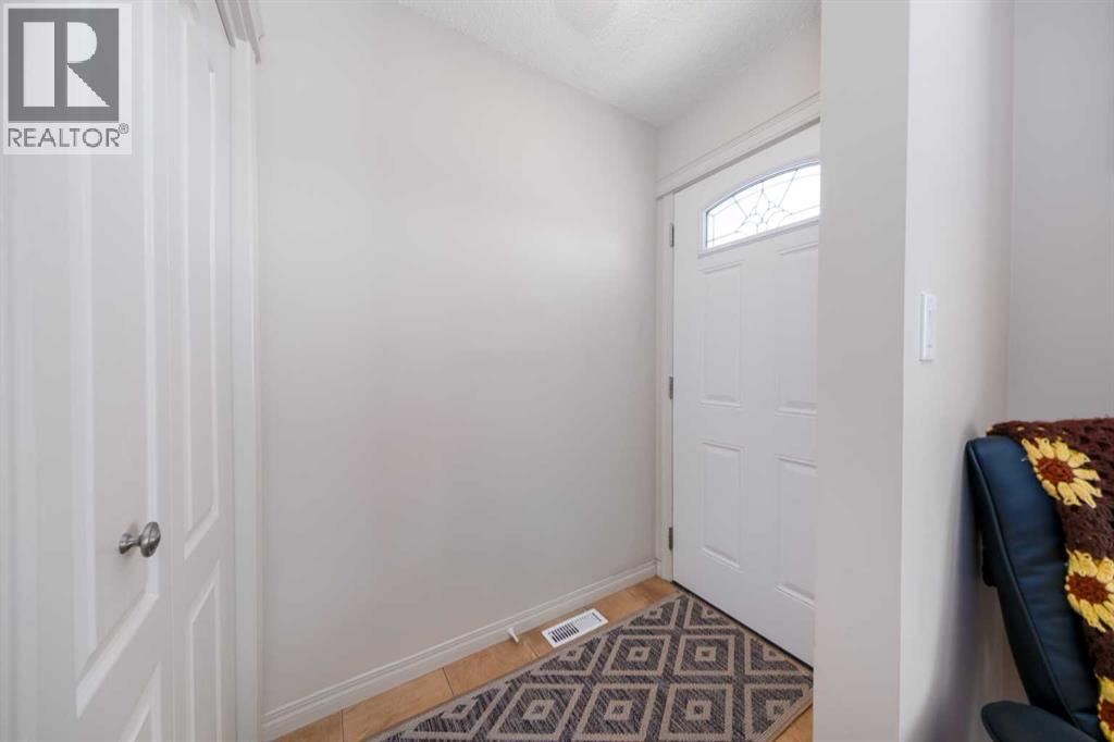 60 Doverview Place Se, Calgary, Alberta  T2B 1Z5 - Photo 4 - A2302406