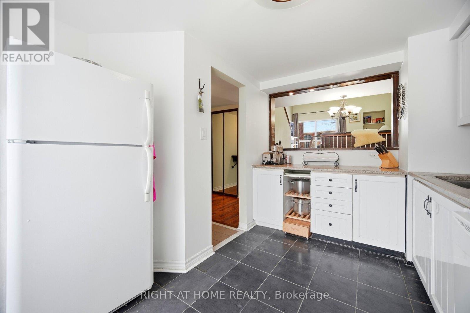 94 Dutch Myrtle Way, Toronto, Ontario  M3B 3K8 - Photo 11 - C12828602