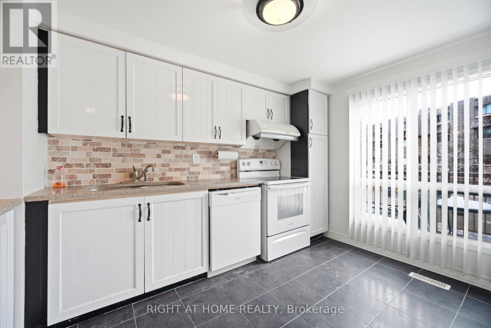 94 Dutch Myrtle Way, Toronto, Ontario  M3B 3K8 - Photo 10 - C12828602