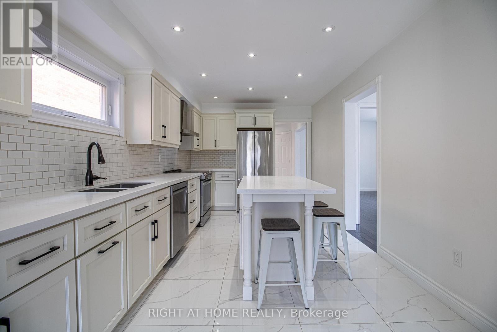 24 Forestside Road, Richmond Hill, Ontario  L4C 9V2 - Photo 7 - N13015442