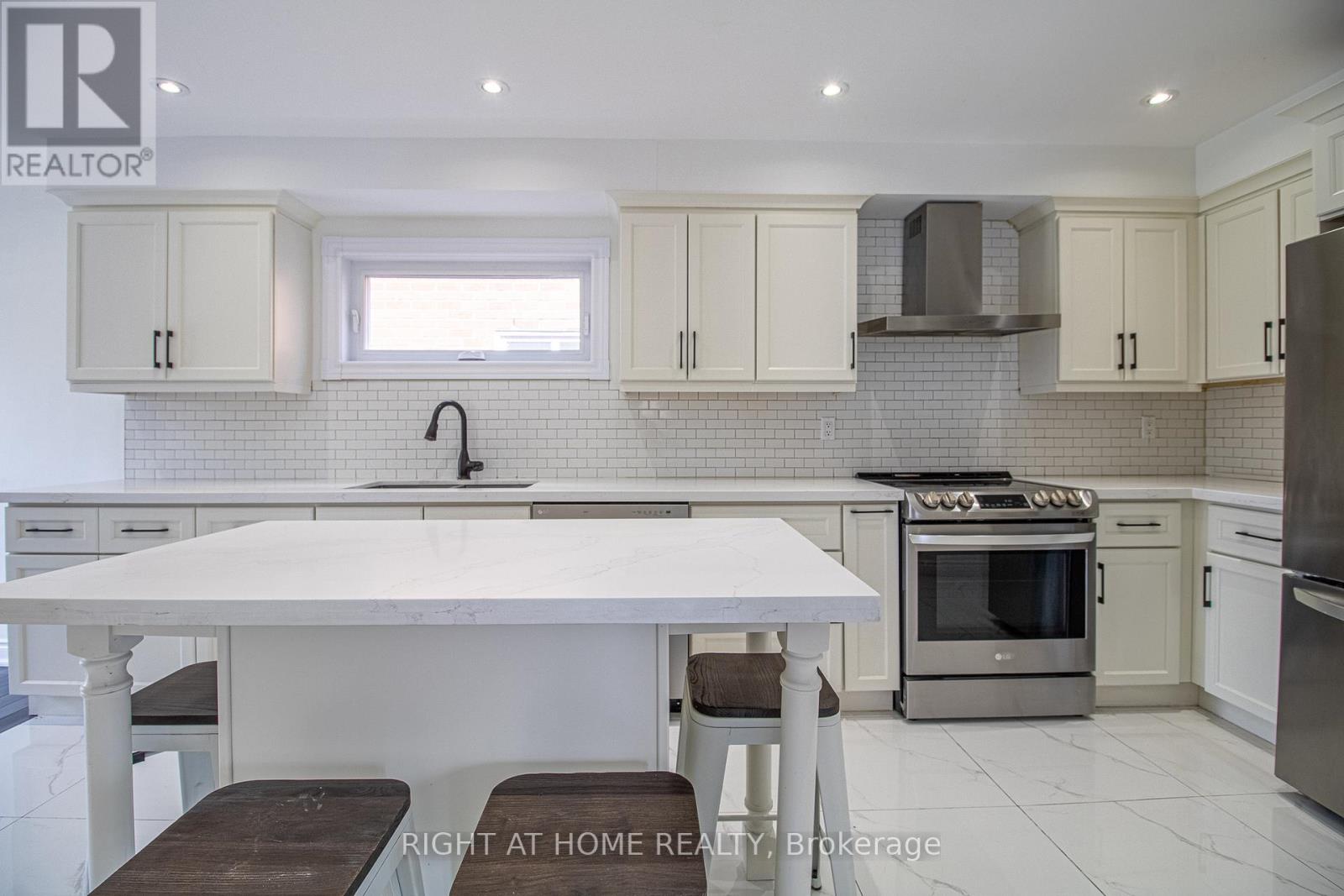 24 Forestside Road, Richmond Hill, Ontario  L4C 9V2 - Photo 9 - N13015442