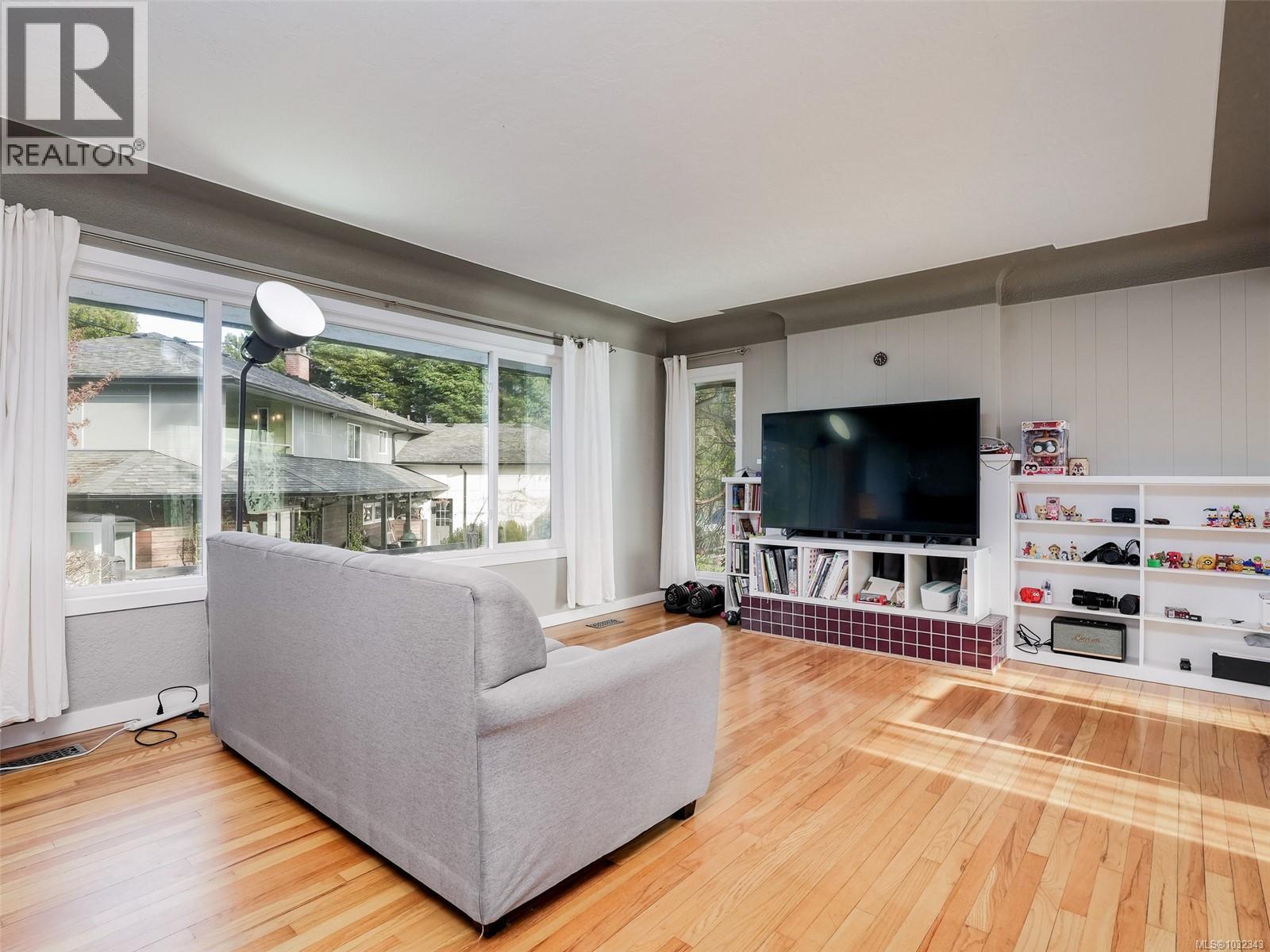 1196 Hopkins Pl, Saanich, British Columbia  V8P 5L6 - Photo 2 - 1032343