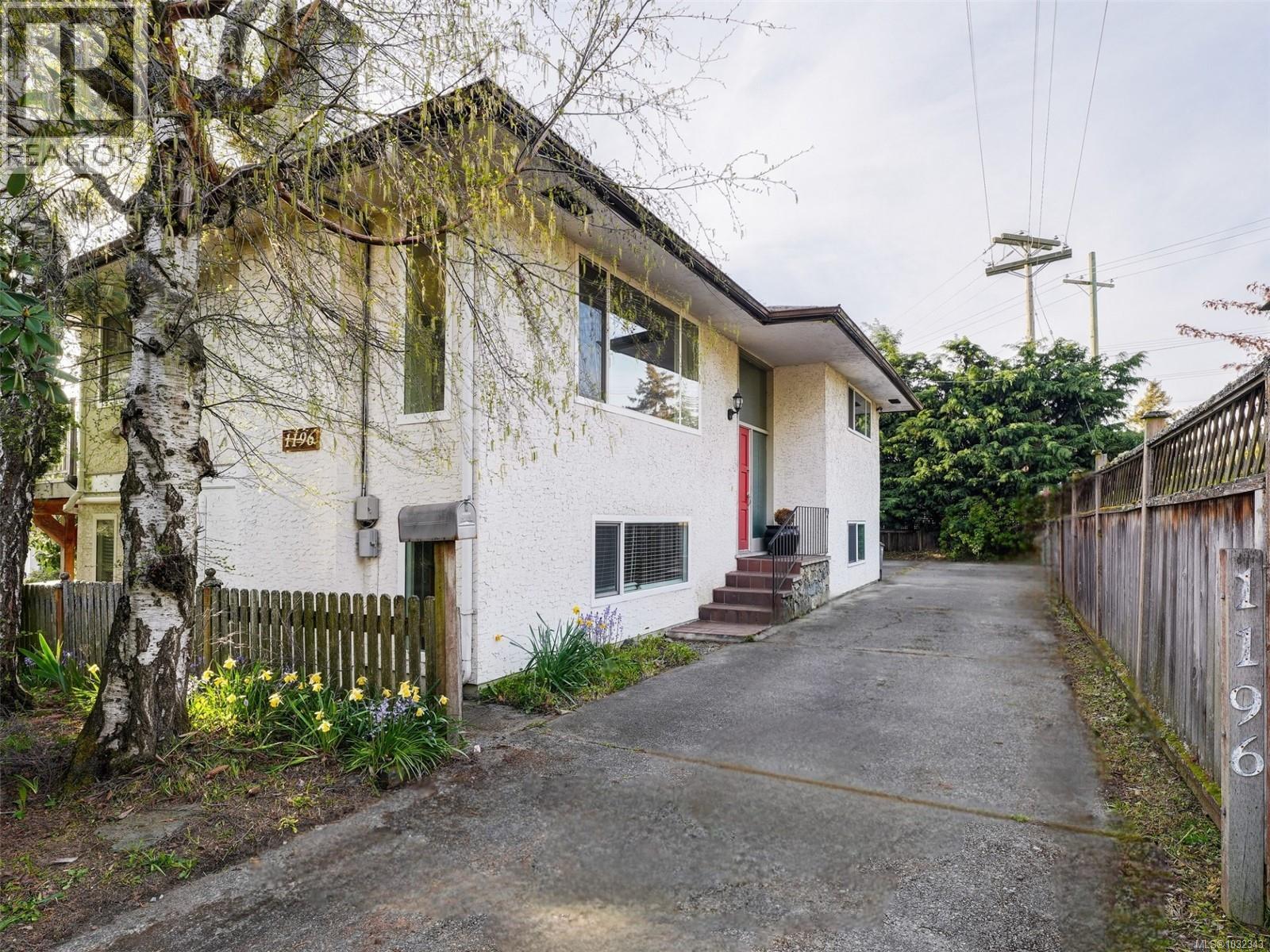 1196 Hopkins Pl, Saanich, British Columbia