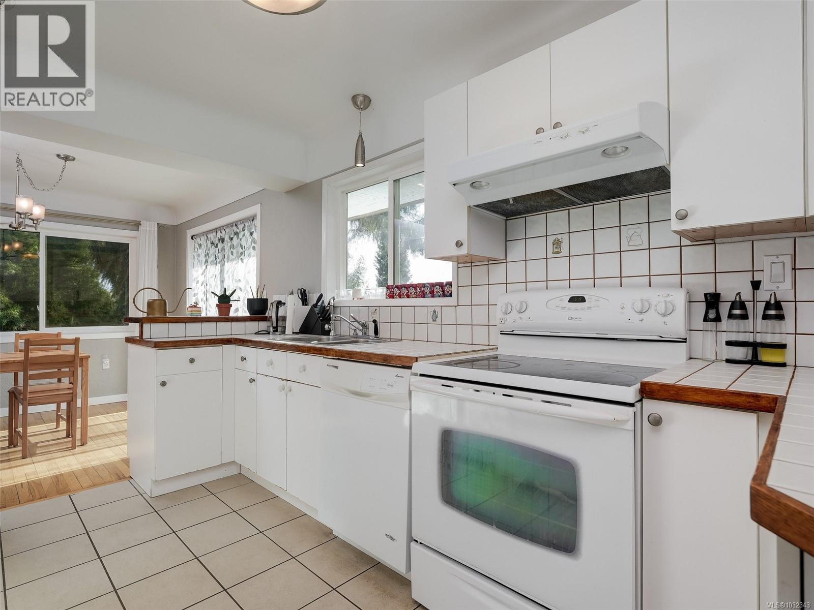 1196 Hopkins Pl, Saanich, British Columbia  V8P 5L6 - Photo 8 - 1032343