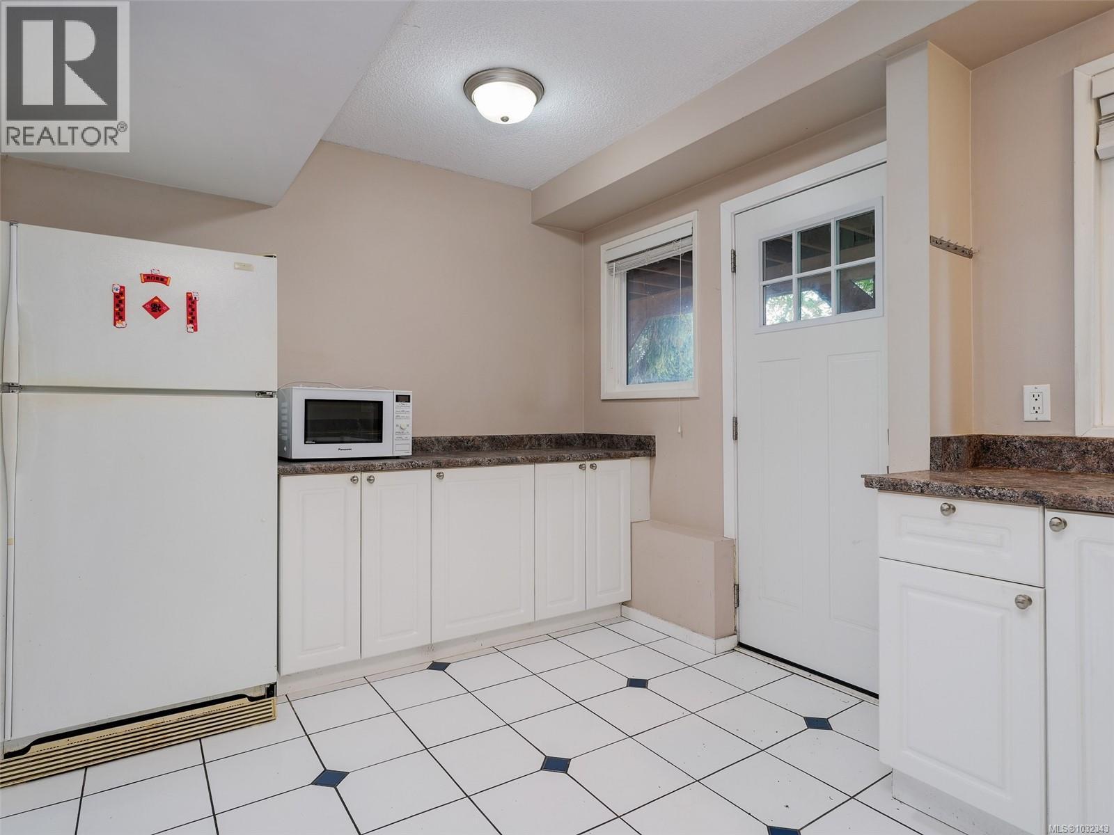 1196 Hopkins Pl, Saanich, British Columbia  V8P 5L6 - Photo 16 - 1032343