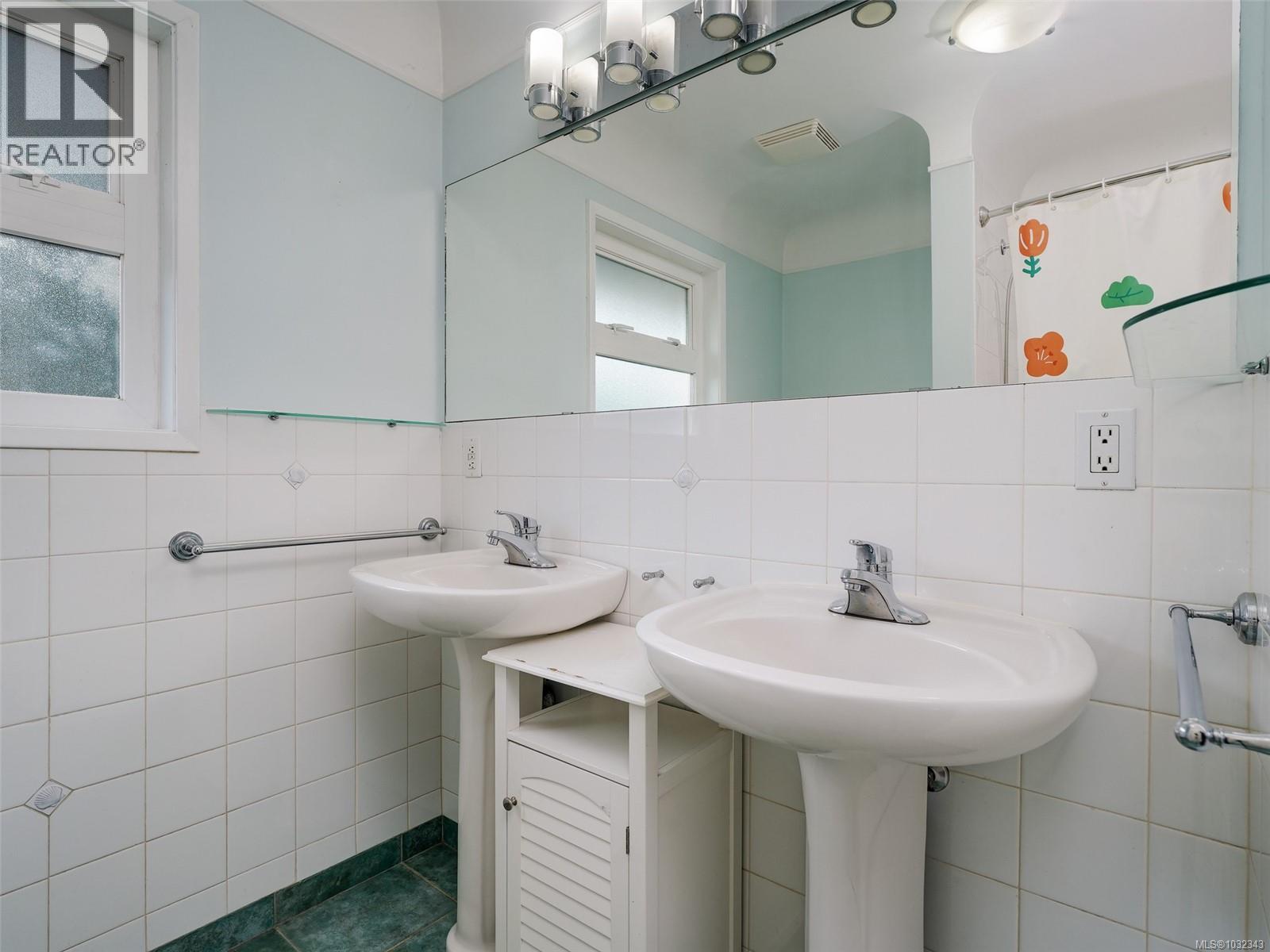 1196 Hopkins Pl, Saanich, British Columbia  V8P 5L6 - Photo 12 - 1032343