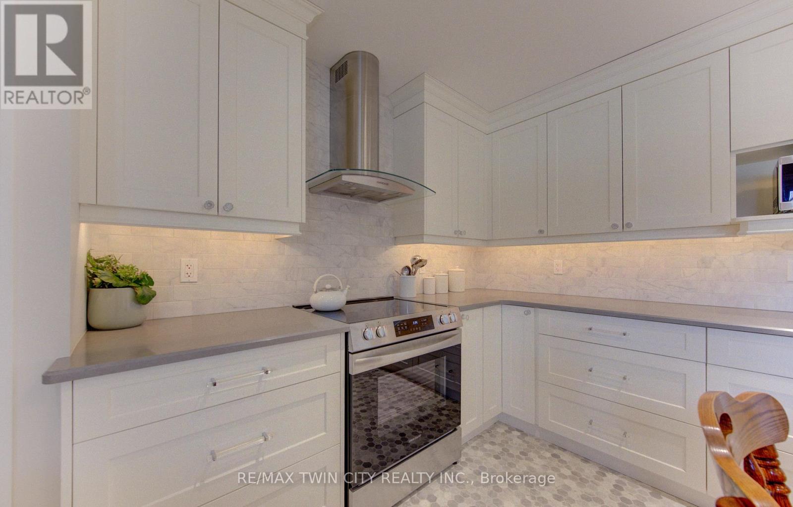 196 Lourdes Street, Waterloo, Ontario  N2L 1N7 - Photo 11 - X12998826