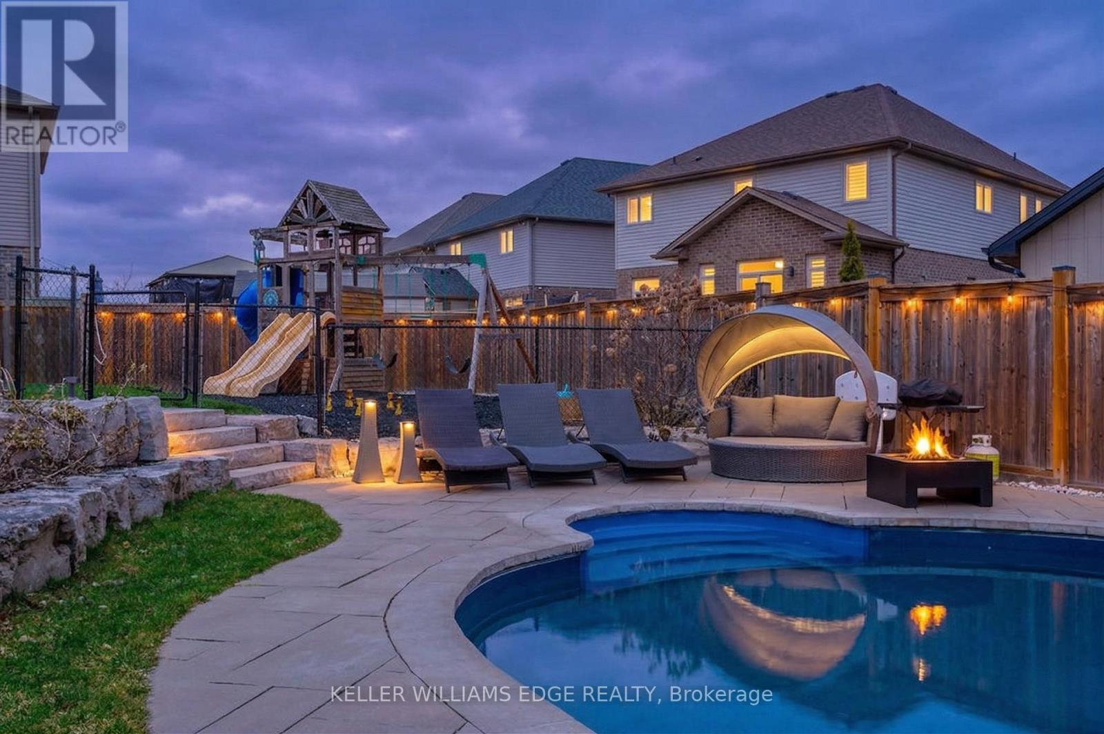 168 Echovalley Drive, Hamilton, Ontario  L8J 0H2 - Photo 4 - X12971416