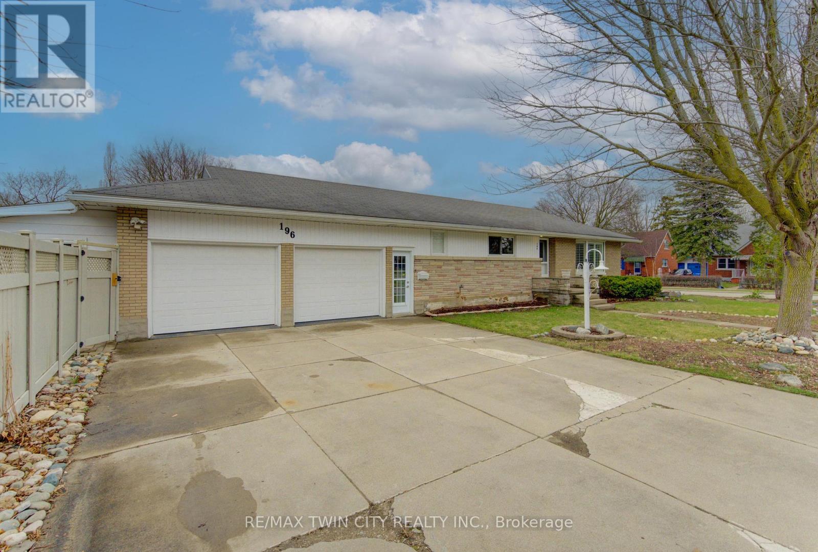 196 Lourdes Street, Waterloo, Ontario  N2L 1N7 - Photo 2 - X12998826